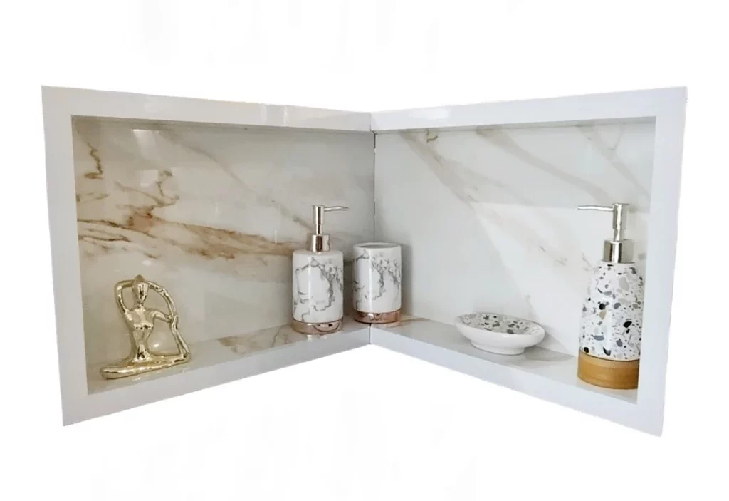 Nicho marmorizado cantoneiro com itens de higiene.