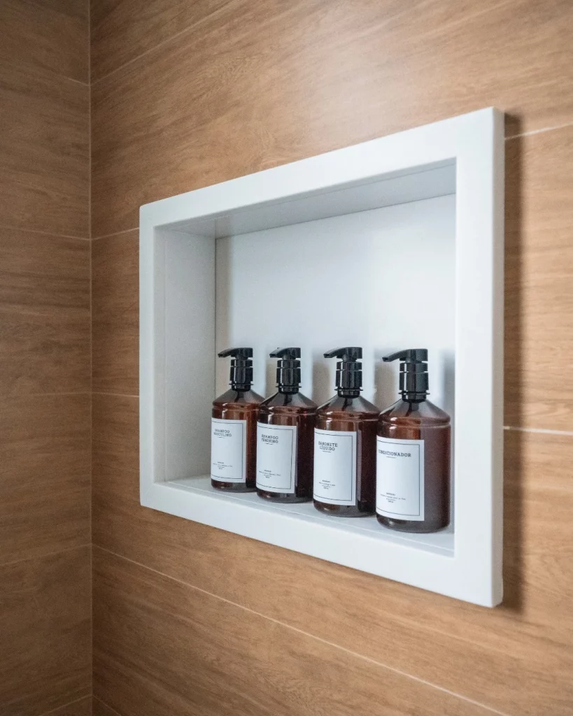 Nicho embutido na parede na cor branca.