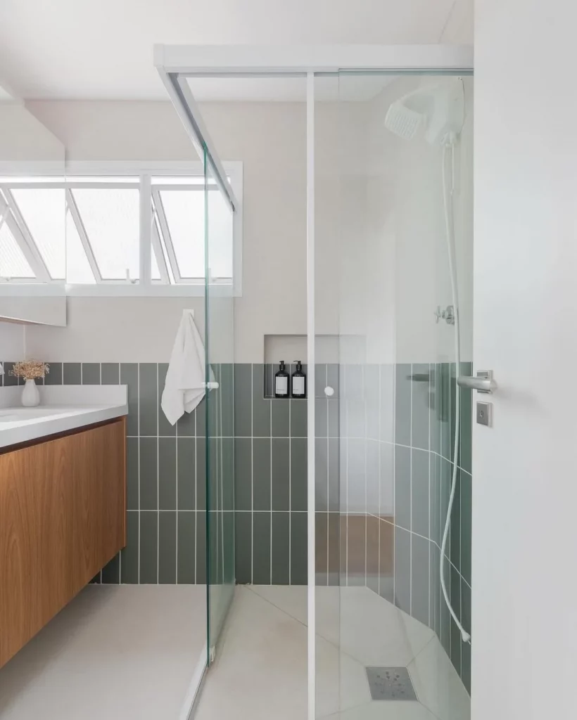 Nicho no banheiro com dois revestimentos diferentes.