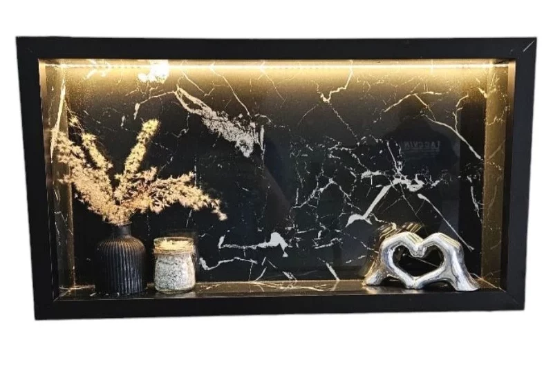 Nicho marmorizado com led amarela.