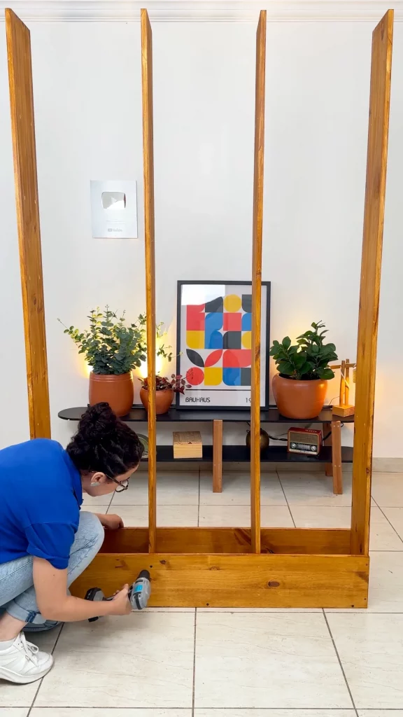 Parafusando as tábuas laterais e grandes na base.