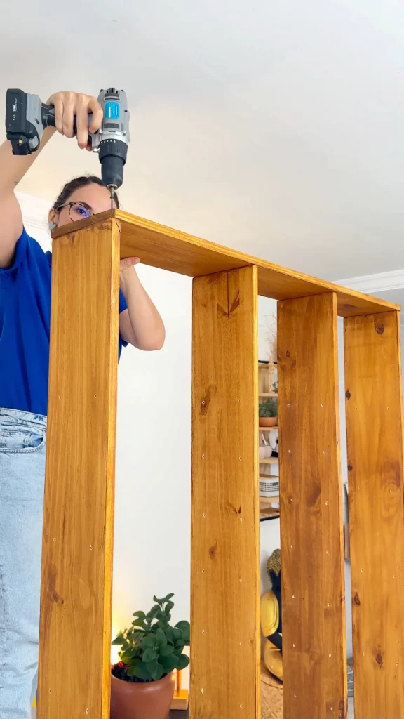 Parafusando o tampo de madeira nas tábuas.