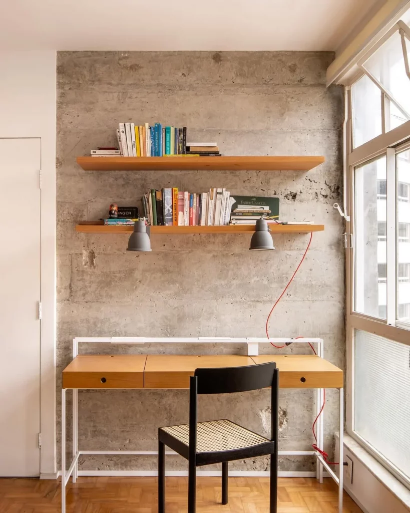 Prateleira de madeira na área do home office.