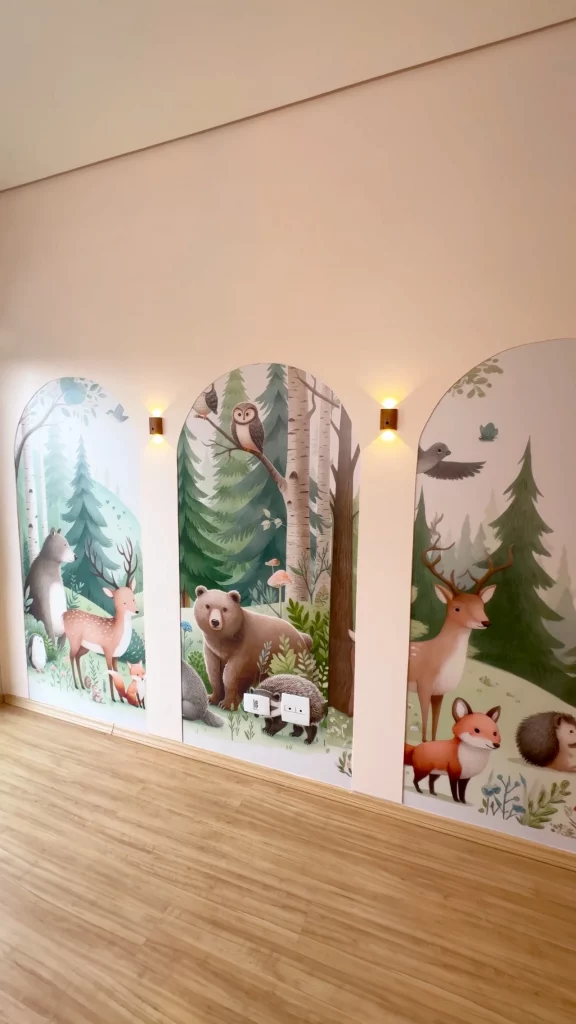 Arco na parede e arandelas, papel adesivo de desenho da floresta.