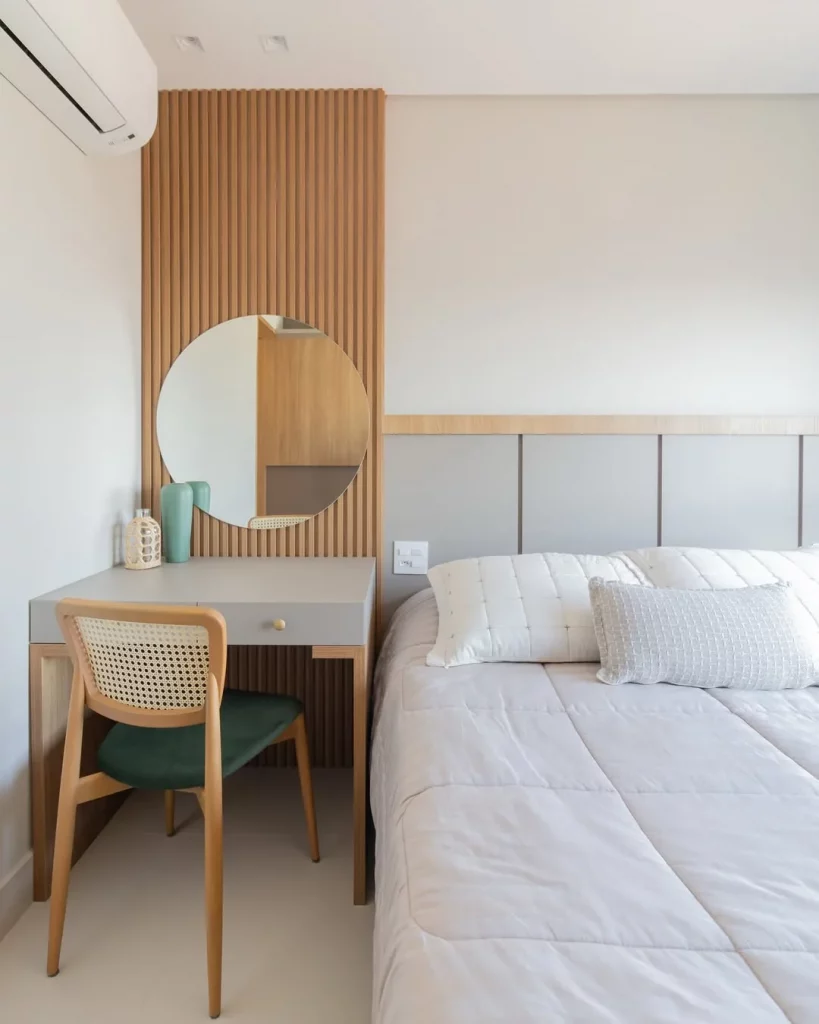 Modelo suspenso de penteadeira com painel ripado ao lado da cama.