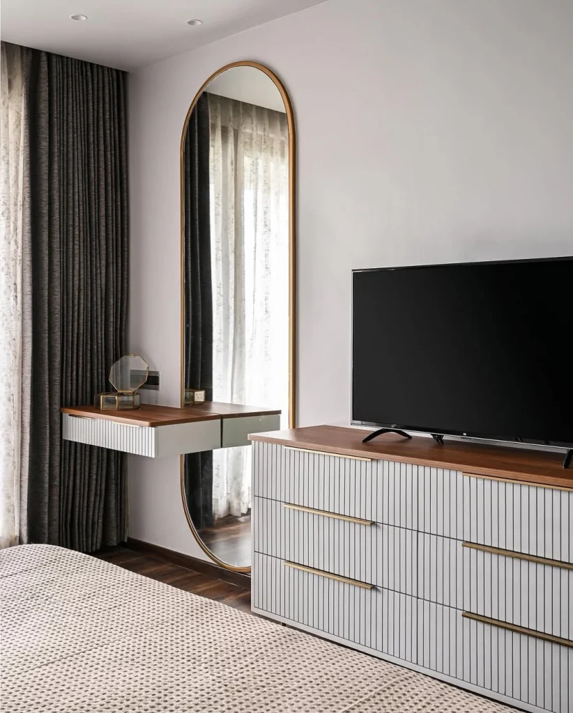 Penteadeira perto do espelho de corpo inteiro combinando com a cômoda.