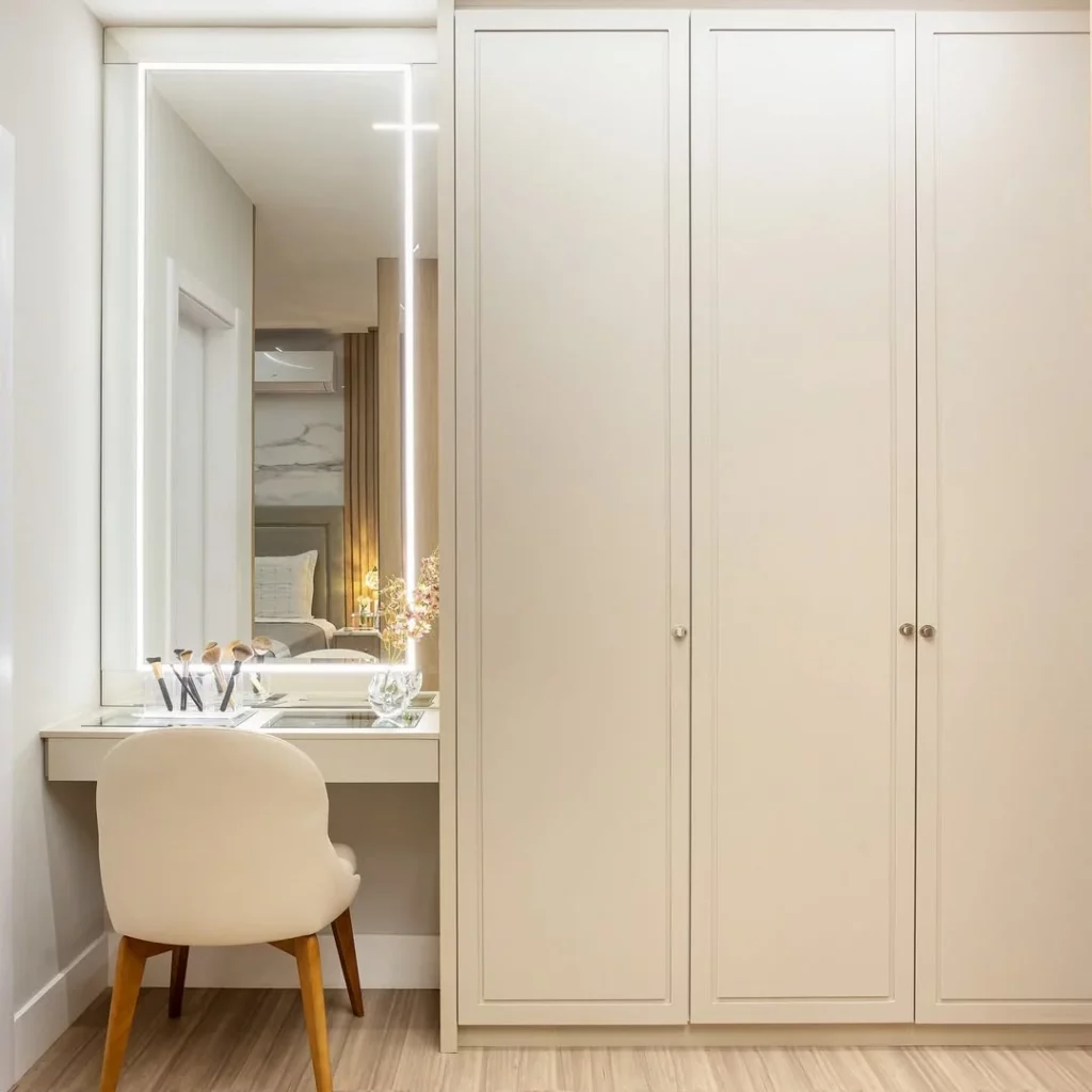 Penteadeira branca com espelho comprido e luz embutida fria.