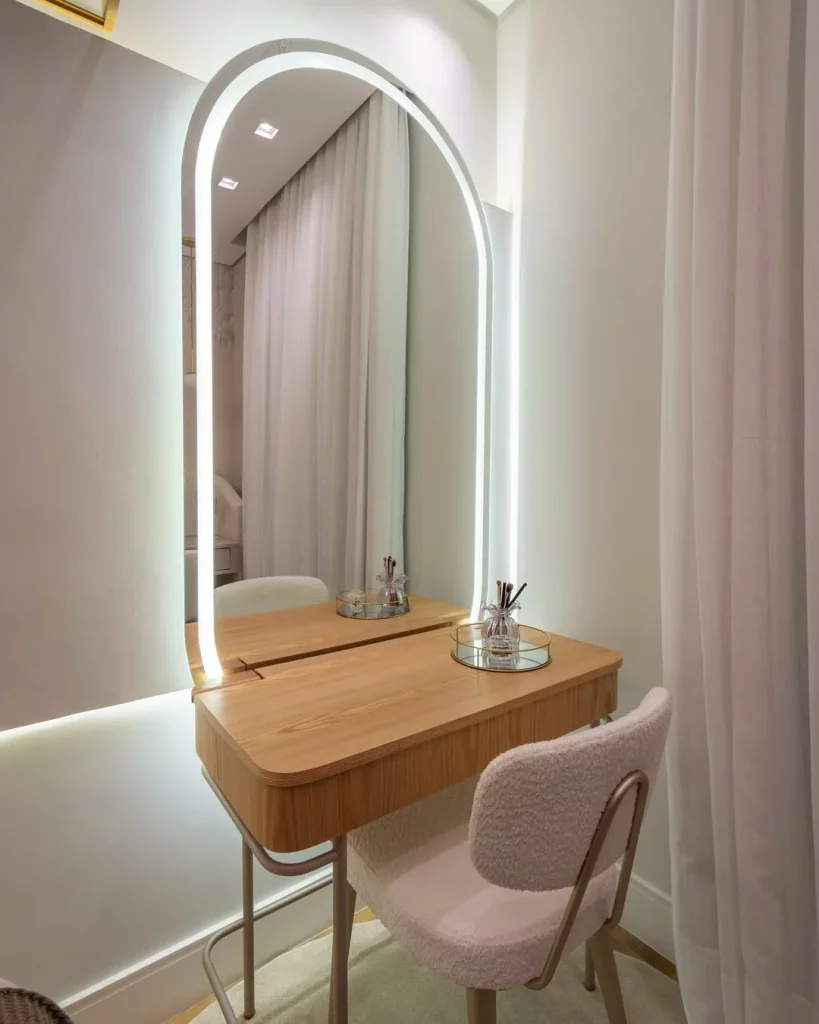 Penteadeira com espelho em formato de arco e LED embutido na cor branca.