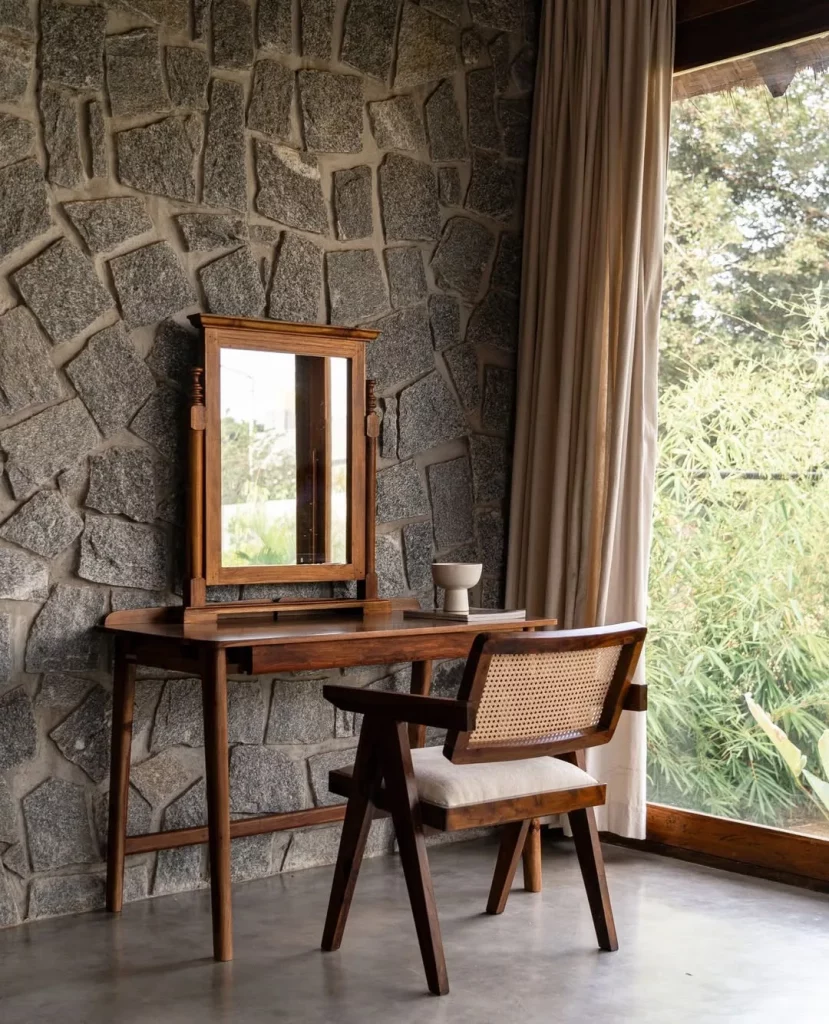 Penteadeira de madeira simples com cadeira e encosto de palha indiana.