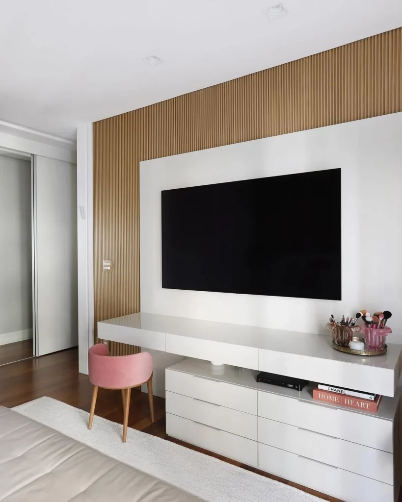 Penteadeira que faz parte do painel da tv na sala.