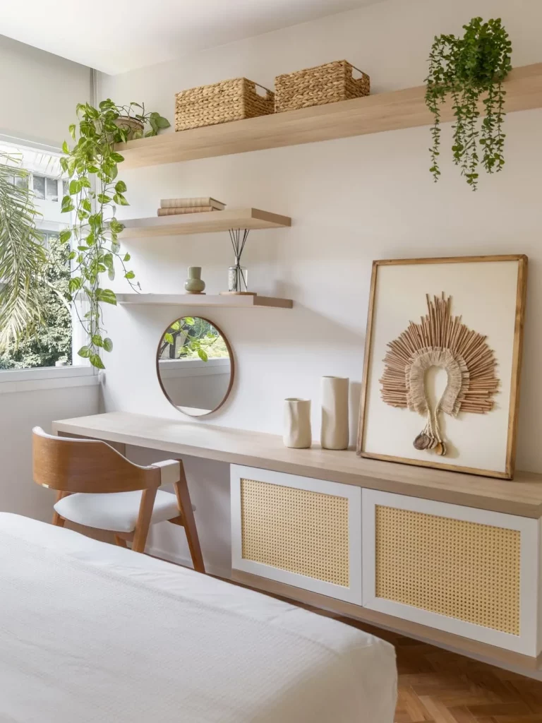 Home office compartilhado com penteadeira, detalhes em madeira clara e com plantas.
