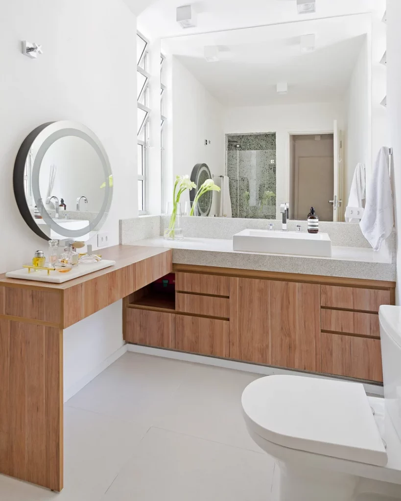 Penteadeira e pia no banheiro em formato de L aproveitando o cantinho.