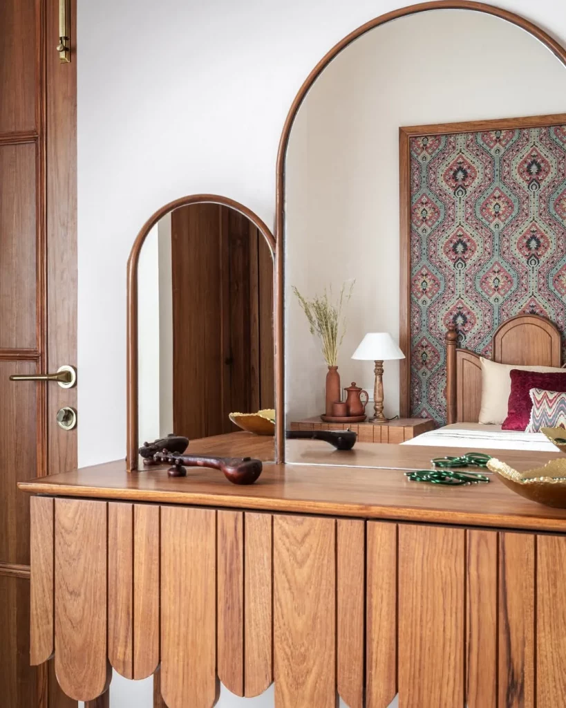 Penteadeira com espelho em arco grande e pequeno de madeira.