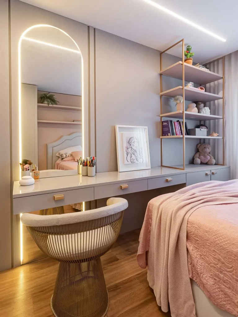 Penteadeira perto da cama com espelho retangular e muitas gavetas na extensão da parede.