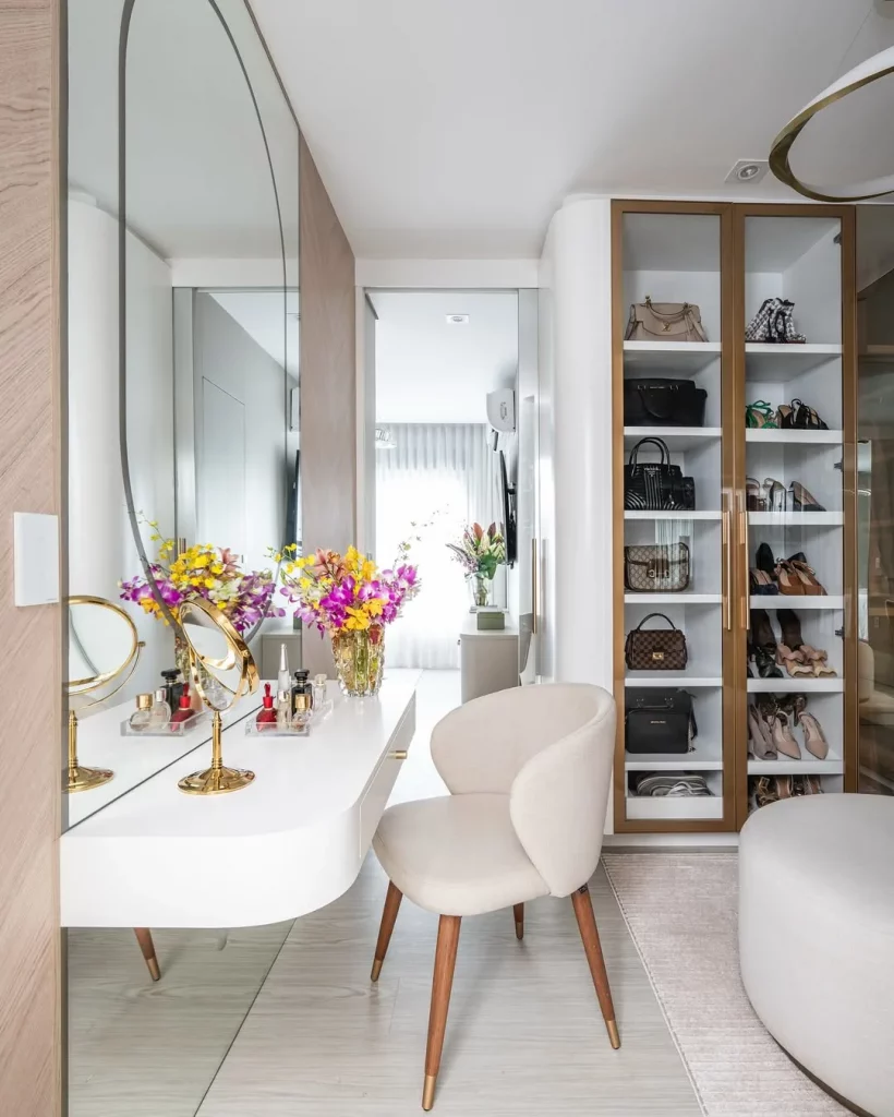 Penteadeira no closet com detalhes delicados e aparência elegante.