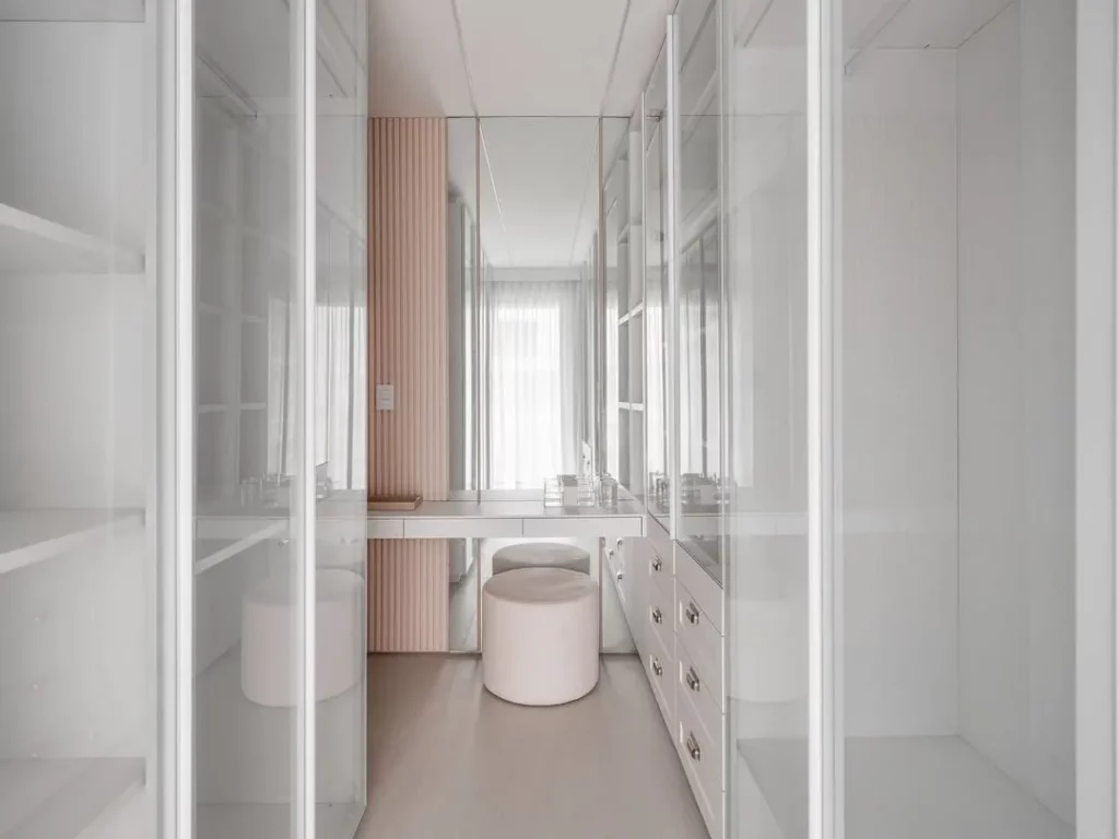 Penteadeira no fundo do closet simples e delicada.