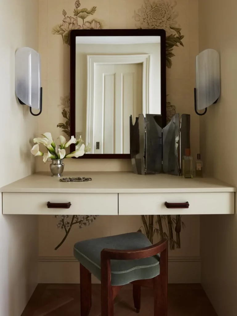 Penteadeira suspensa num cantinho com arandelas ao lado e visual mais retrô.