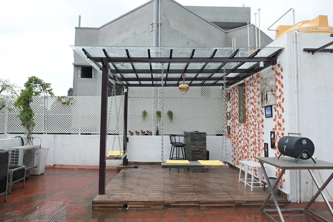 Pergolado pequeno e quadrado na área da churrasqueira.