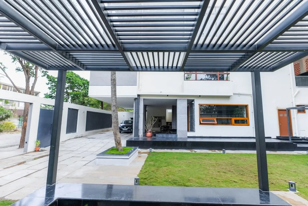 Pergolado de ferro preto com teto vazado.