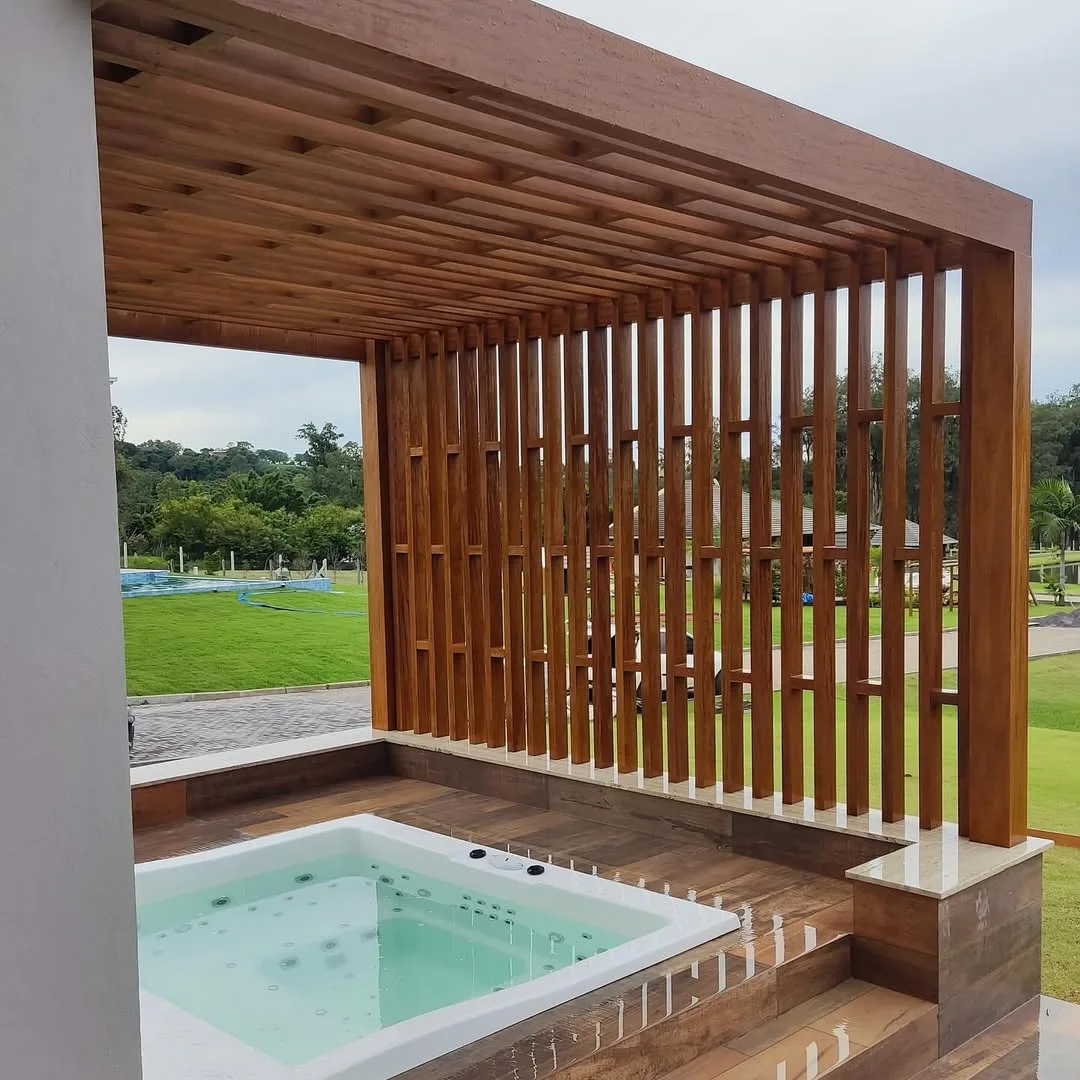 Pergolado de maderia na área do spa.