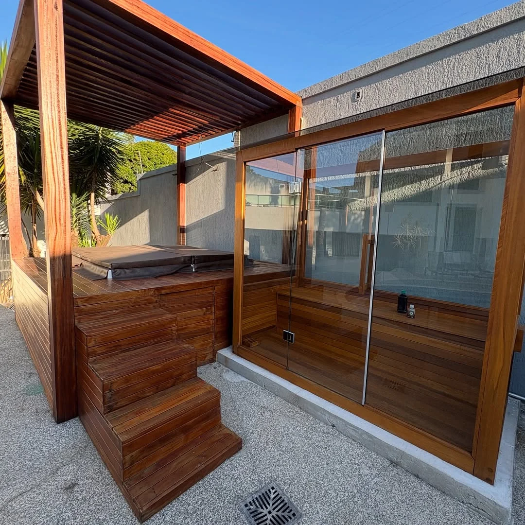Pergolado de madeira na área do spa e escada de madeira.