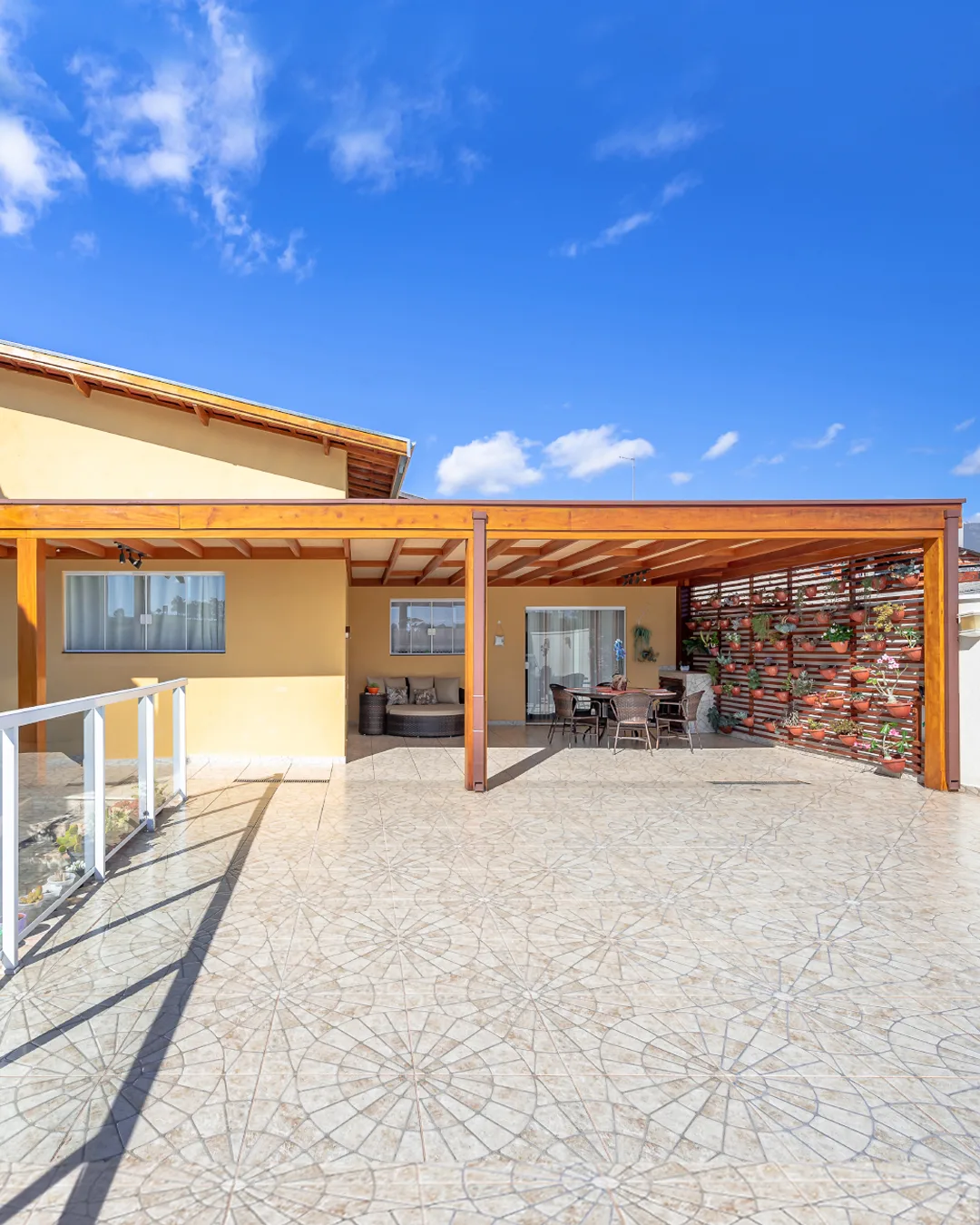 Pergolado de madeira no terraço de casa.