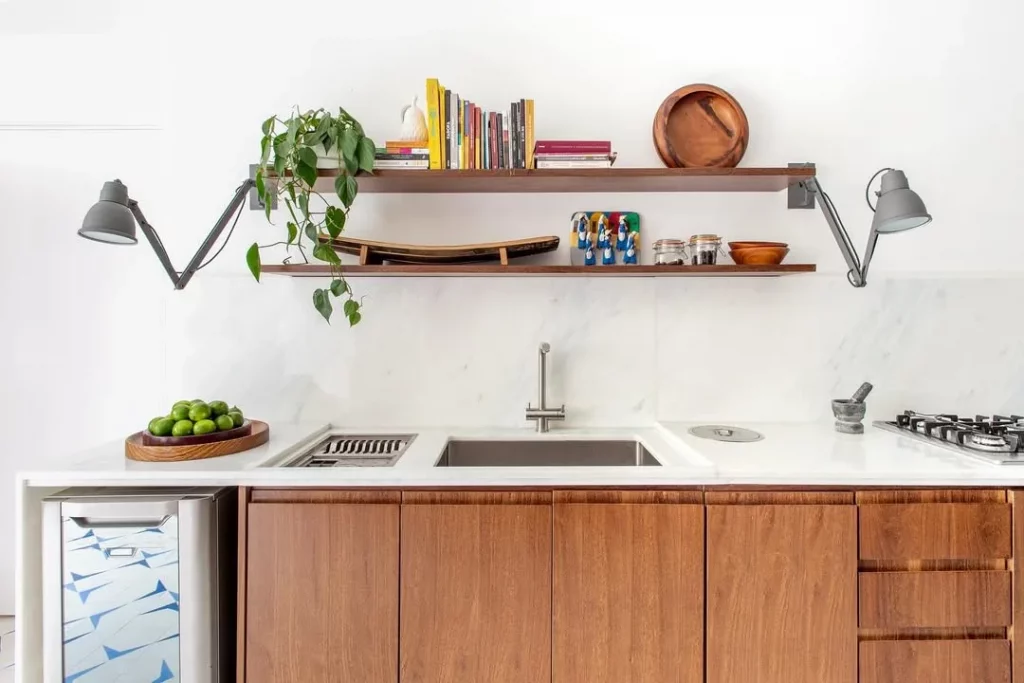 Cozinha com prateleiras de madeira e visual descontraído.