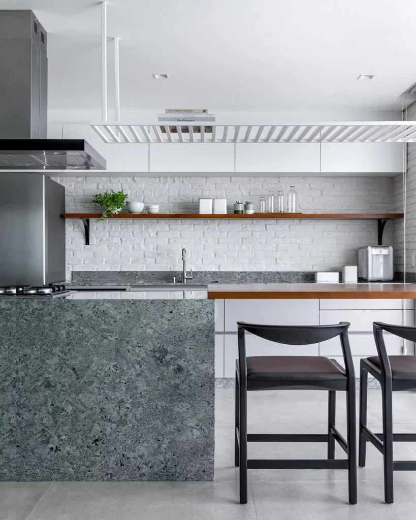 Cozinha moderna e com prateleira de madeira.