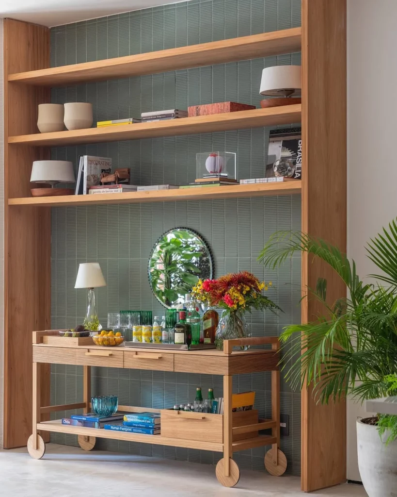 Prateleira de madeira acima do carrinho-bar.