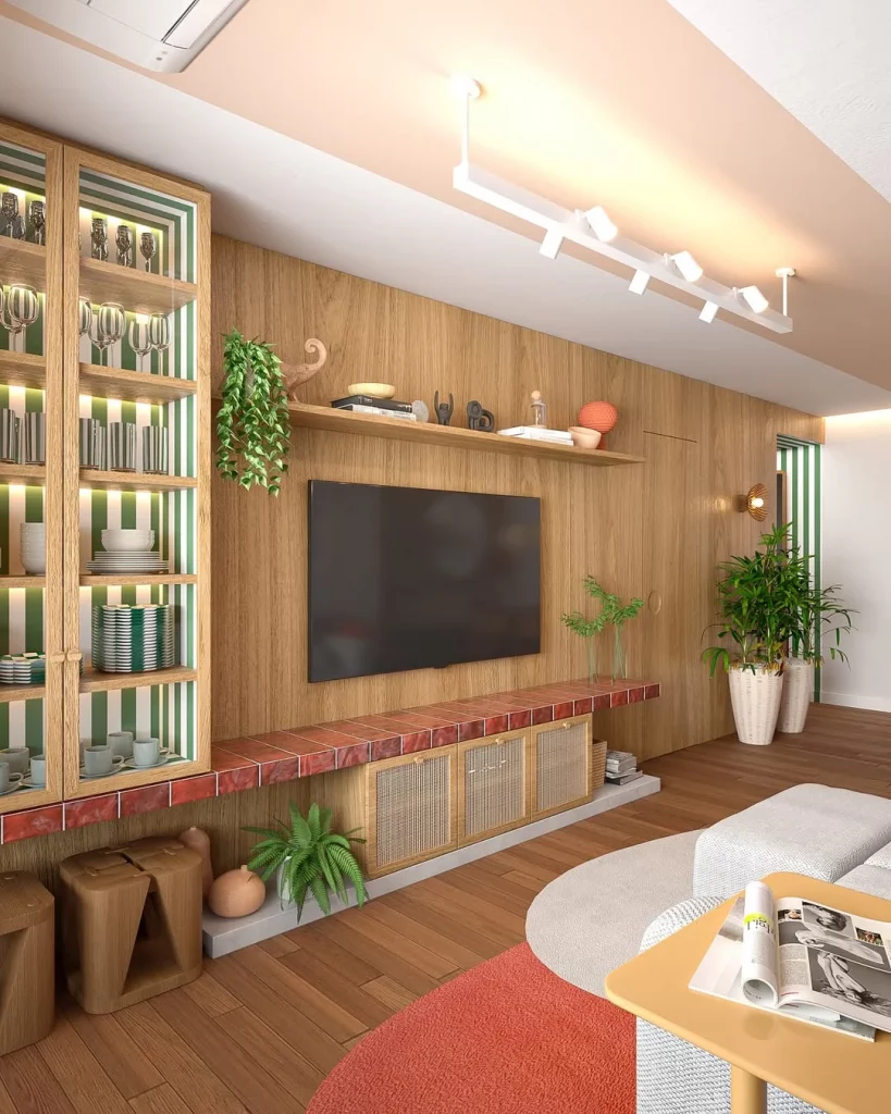 Prateleira de madeira no painel, com luzes em trilho e armário de louças ao lado.