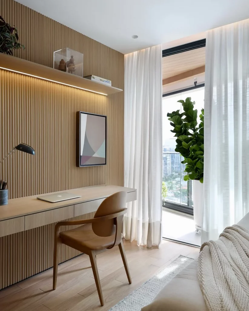 Prateleira no quarto iluminada com fita de LED e cadeira de couro.