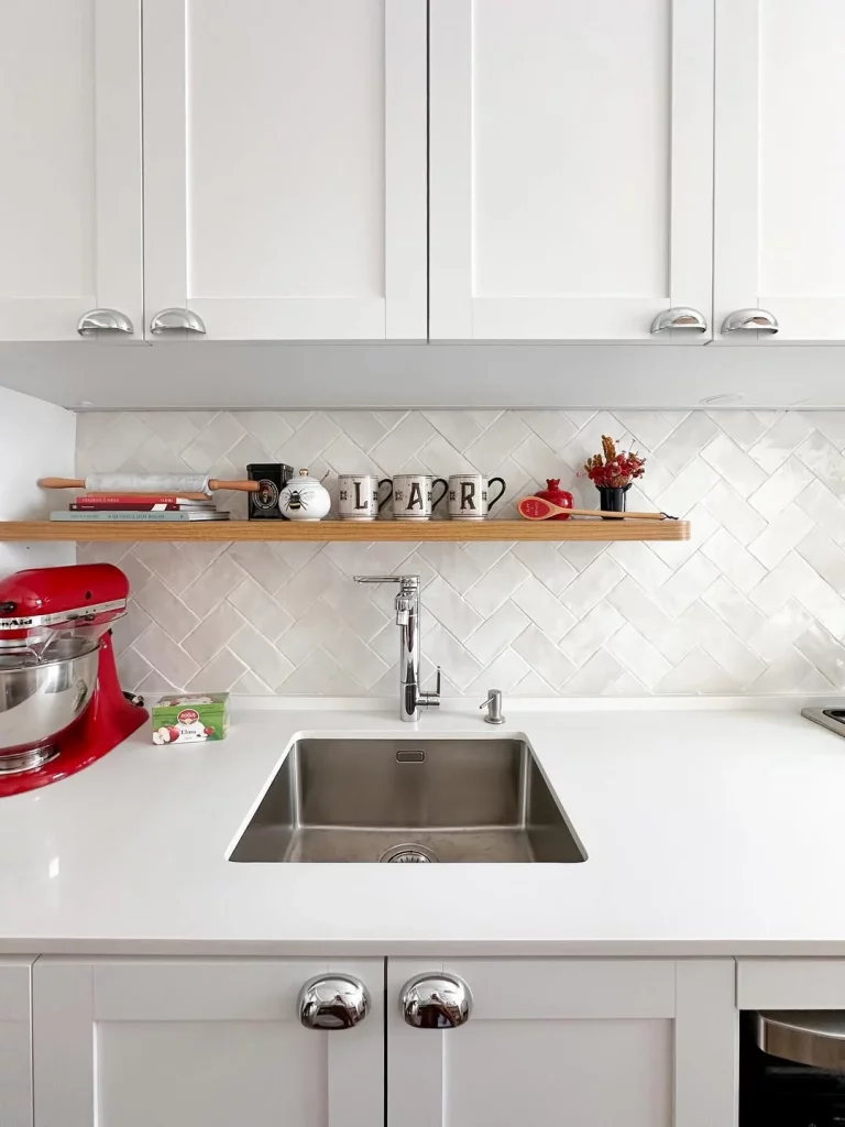 Prateleira de madeira no canto da parede da cozinha e próxima ao armário.