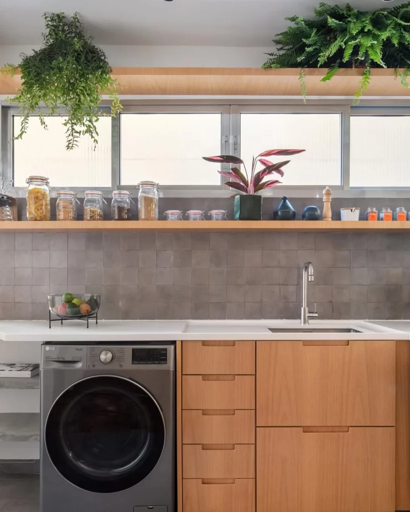 Prateleira de madeirana área da lavanderia.