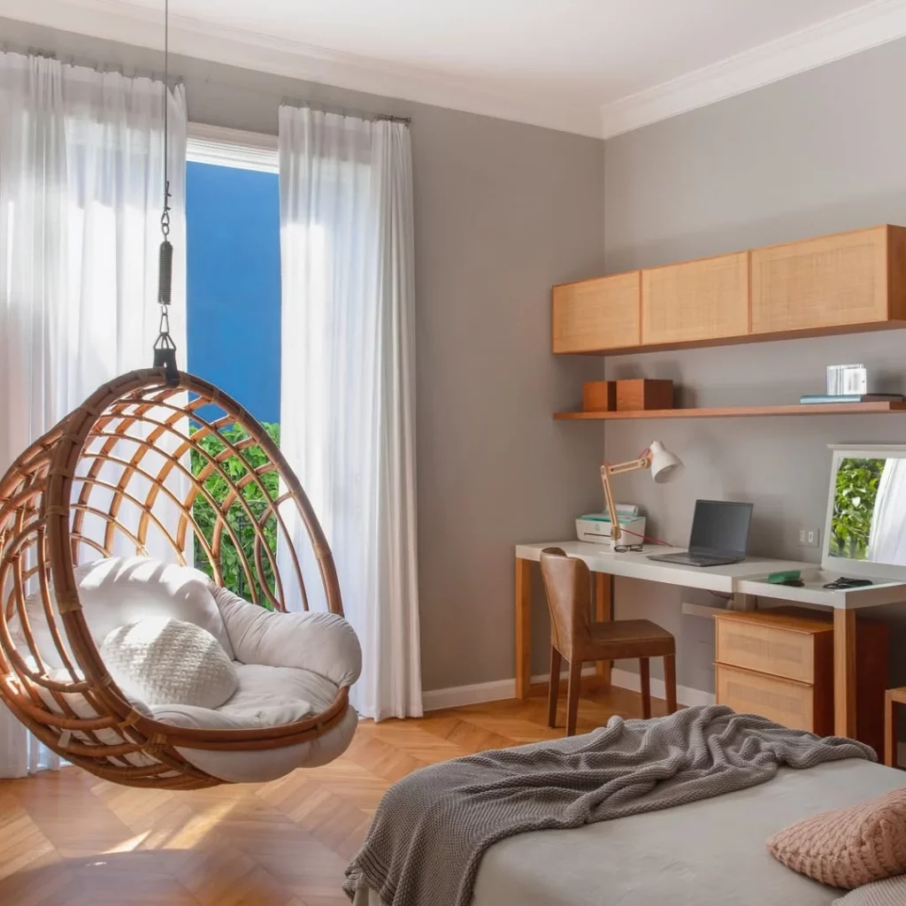 Prateleira de madeira no quarto com balanço e cama.