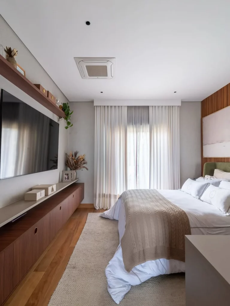 Quarto com prateleira de madeira extensa em toda a parede.