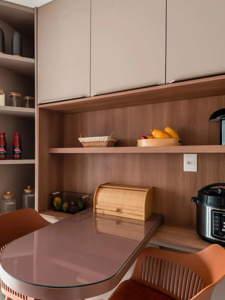 Prateleira na cozinha dentro do nicho do armário.