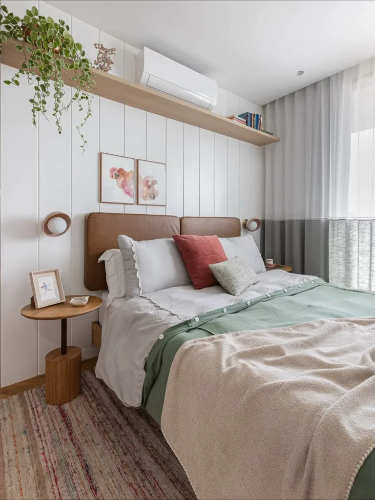 Prateleira de madeira no alto do quarto com planta.