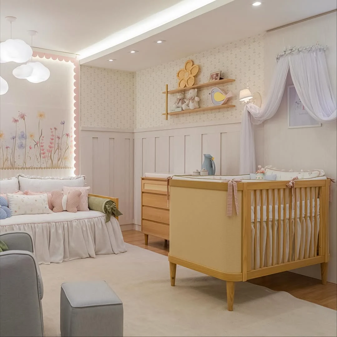 Quarto de bebê feminino, com desenhos na parede e berço delicado.