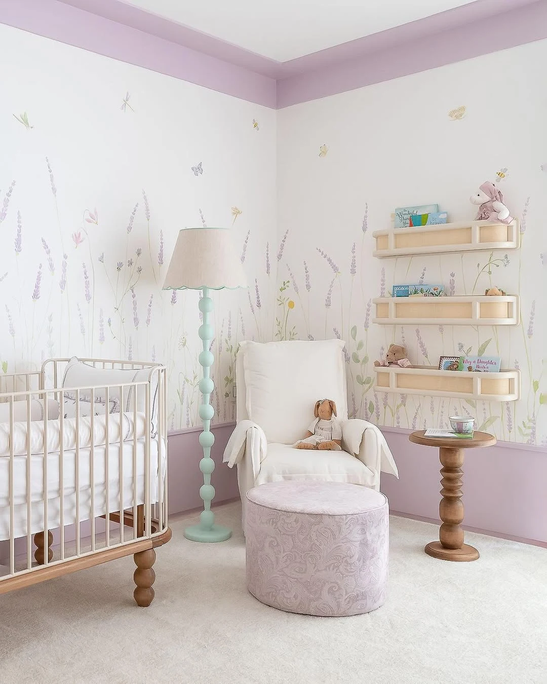 Quarto de bebê lilás e delicado, prateleiras de palha indiana.
