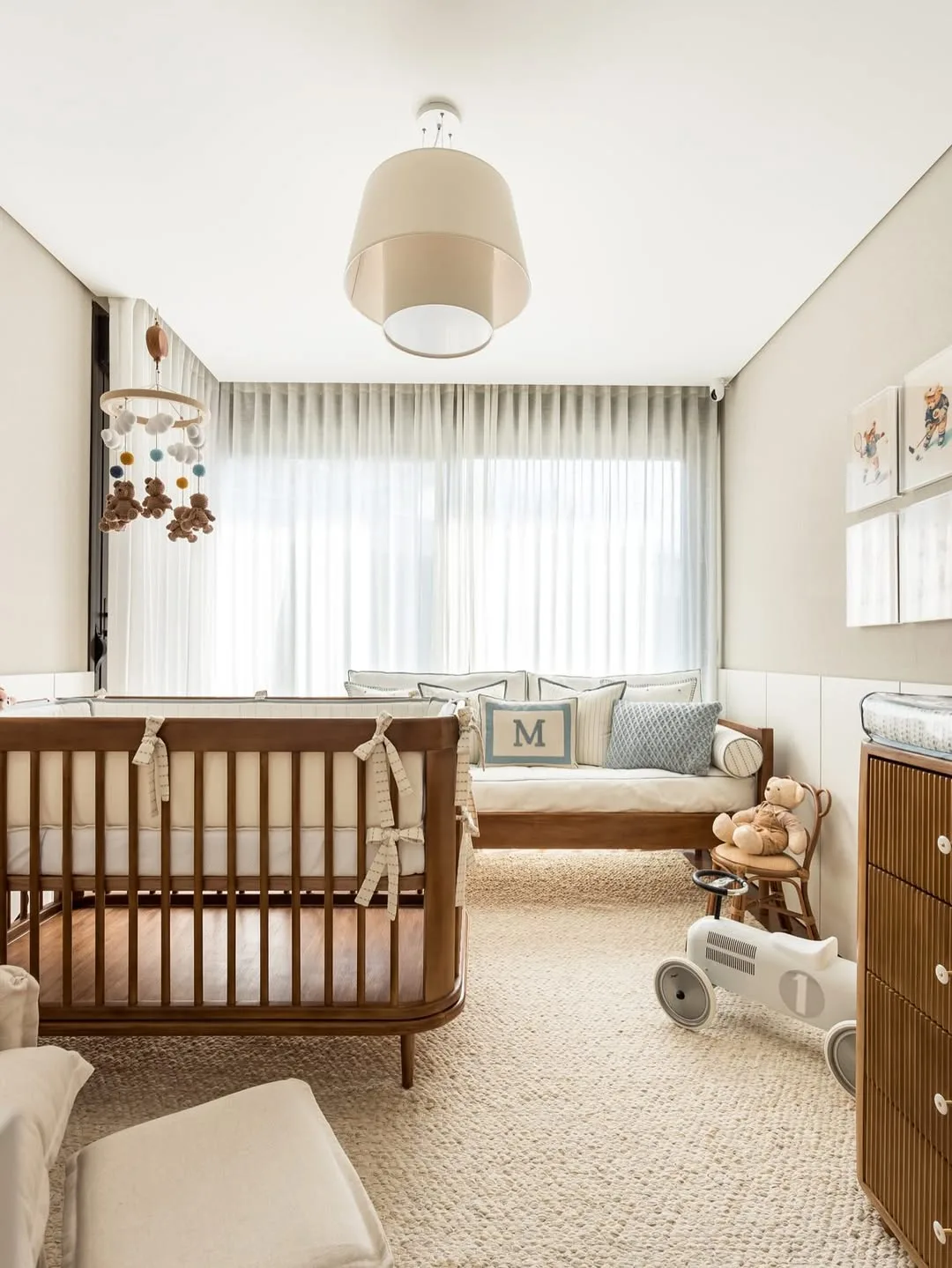 Quarto de bebê com tema de carrinho, móveis de madeira.