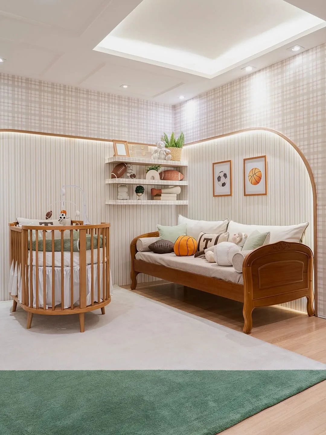 Quarto de bebê com tema de basquete e futebol, oluminação em destaque.