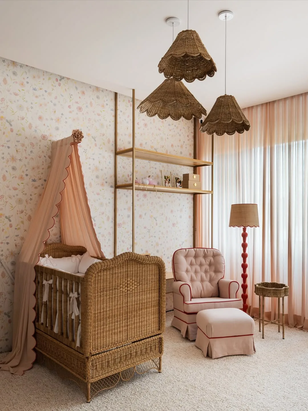 Quarto de bebê vintage, poltrona rosa e abajur vermelho.
