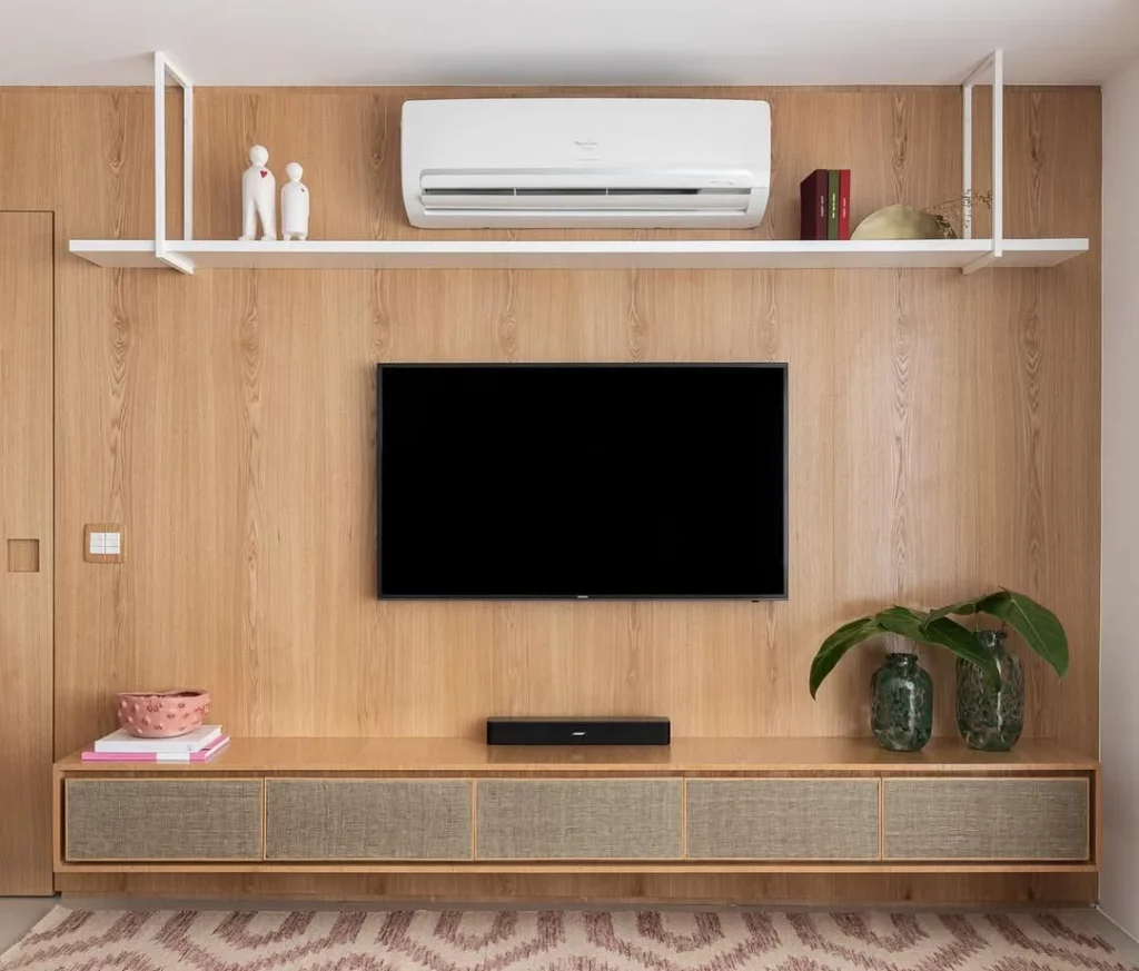 Rack suspenso de madeira estreito com prateleira branca.