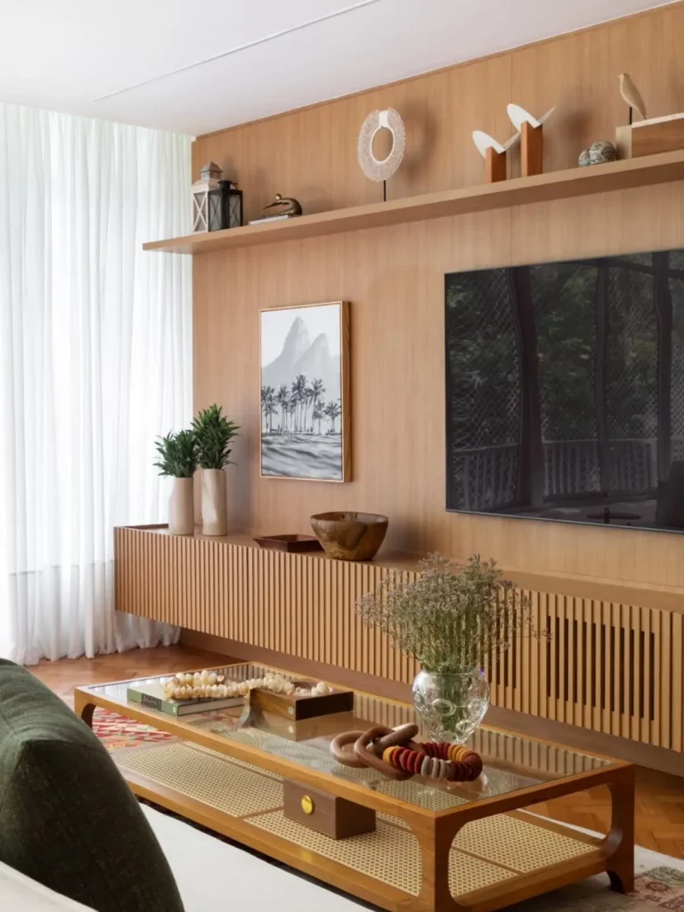 Rack suspenso integrado ao painel de madeira da sala de estar.