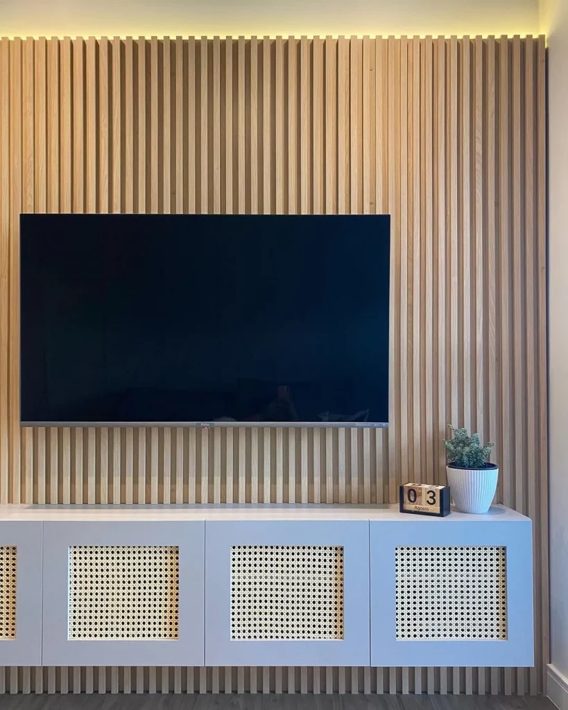 Rack suspenso azul claro com painel ripado e televisão.