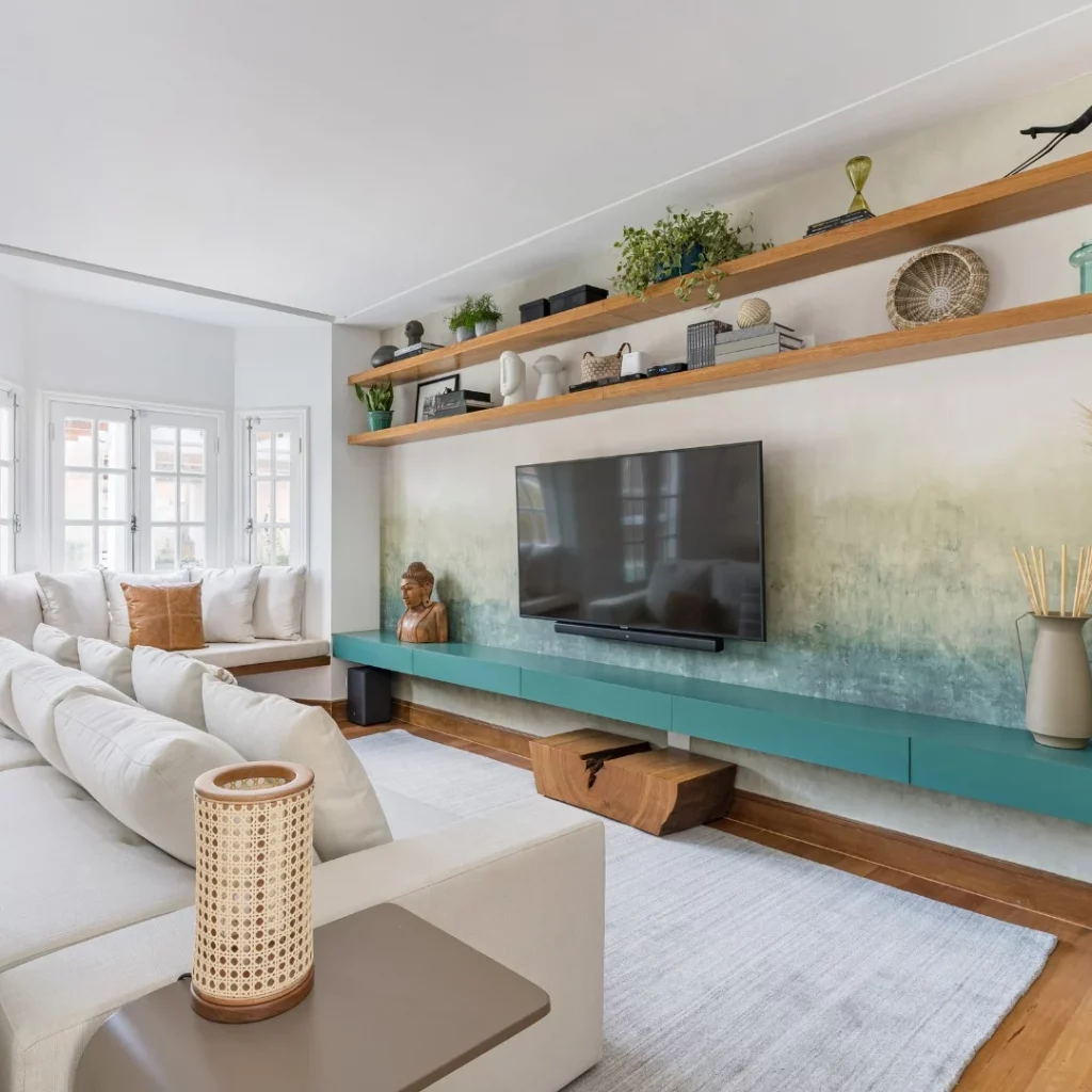 Rack suspenso extenso em azul esverdeado, prateleiras de madeira acima.