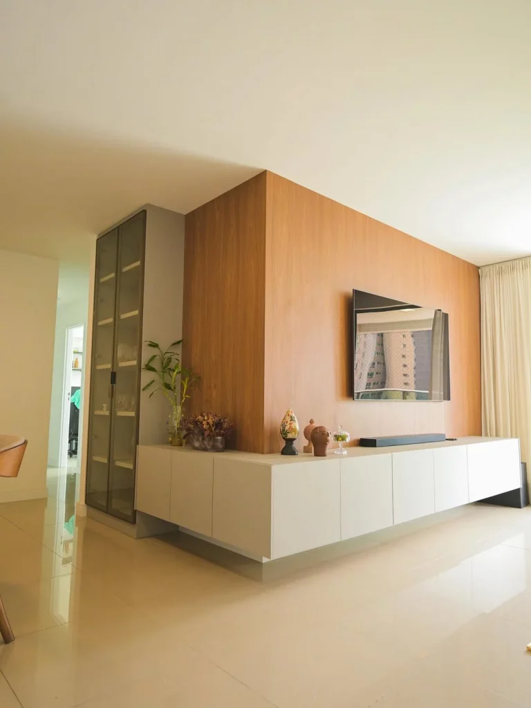 Rack suspenso cantoneiro em tom de off white, painel de madeira.