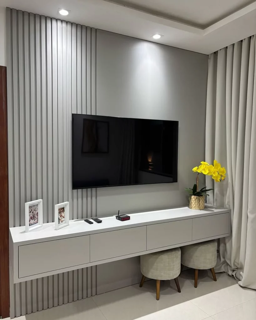 Rack suspenso com dois bancos embaixo em tom similar.