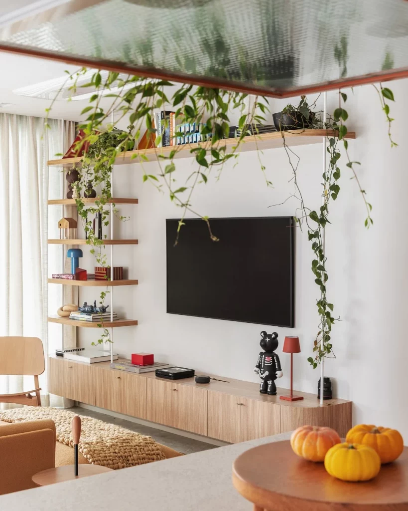 Rack suspenso com plantas e prateleiras perto.