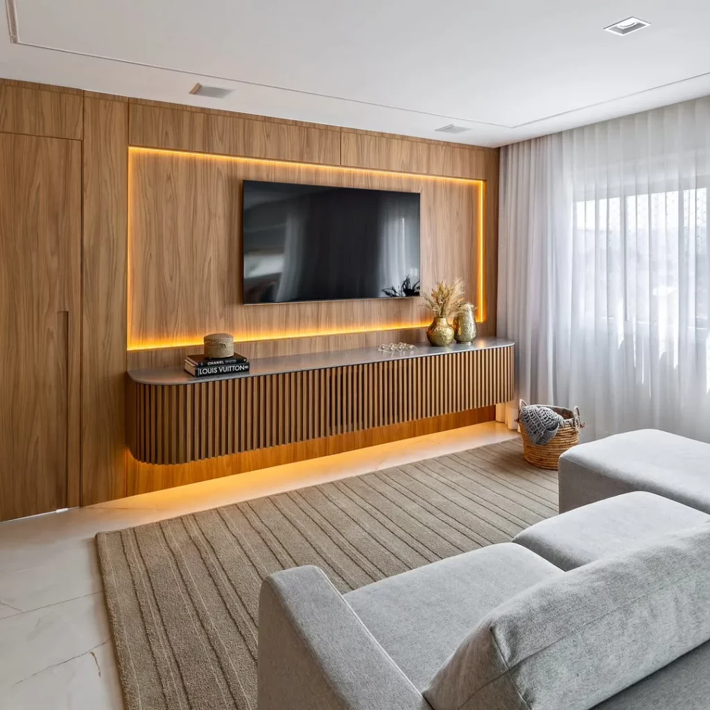 Rack suspenso com painel iluminado com luz amarela.